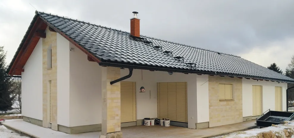 Kontrola střechy po zimě.