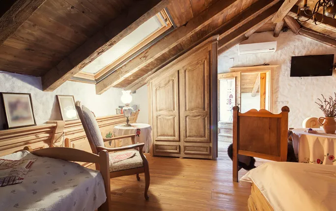 Otevřený krov podtrhuje design interiéru