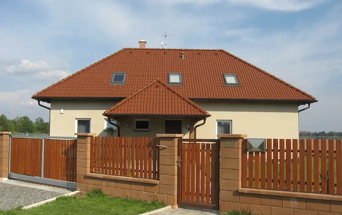 Shrnutí: proč si vybrat na svůj dům valbovou nebo polovalbovou střechu