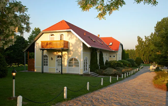 Polovalbová střecha