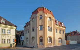 Opál na střeše secesní kampeličky