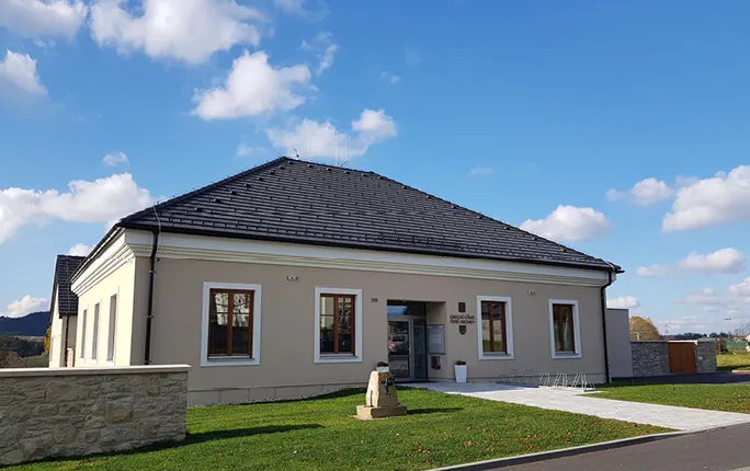 Hvězdou obce České Libchavy je obecní úřad se střechou Star