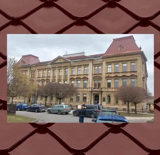 Střechy základní školy v Chocni září novotou