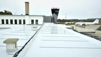 Oprava ploché střechy letiště Karlovy Vary s PVC fólií Monarplan